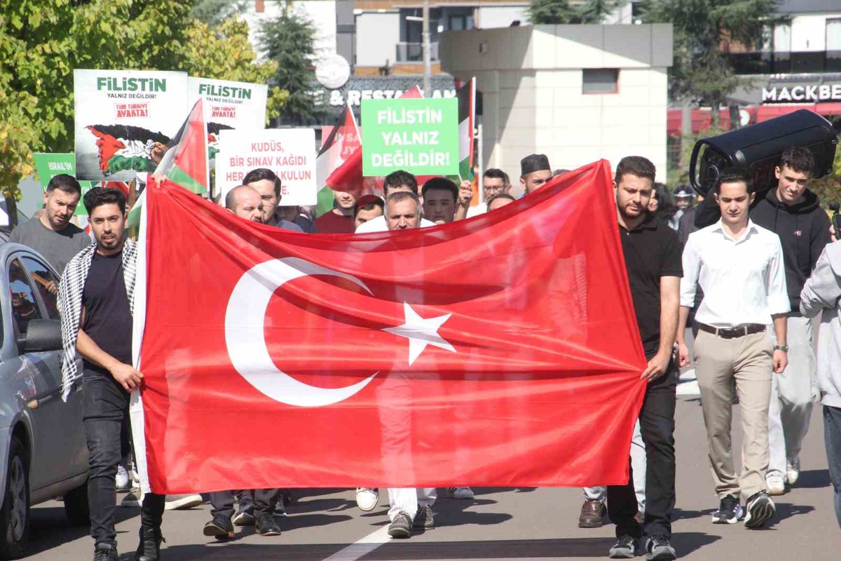 ODÜ\'de STK üyeleri ve öğrenciler Filistin ve Doğu Türkistan için yürüyüp dua etti