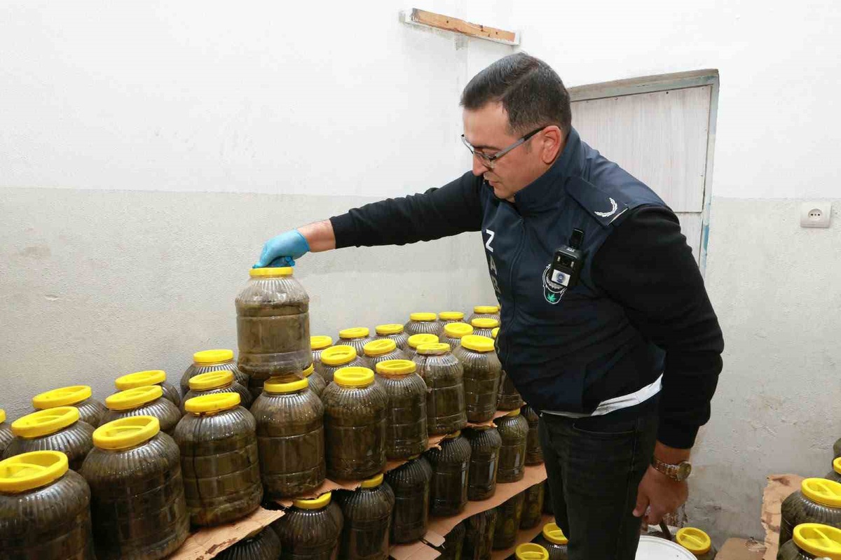 Osmangazi Belediyesi ruhsatsız depodaki küflü 6 bin 500 kilogram gıdayı imha etti