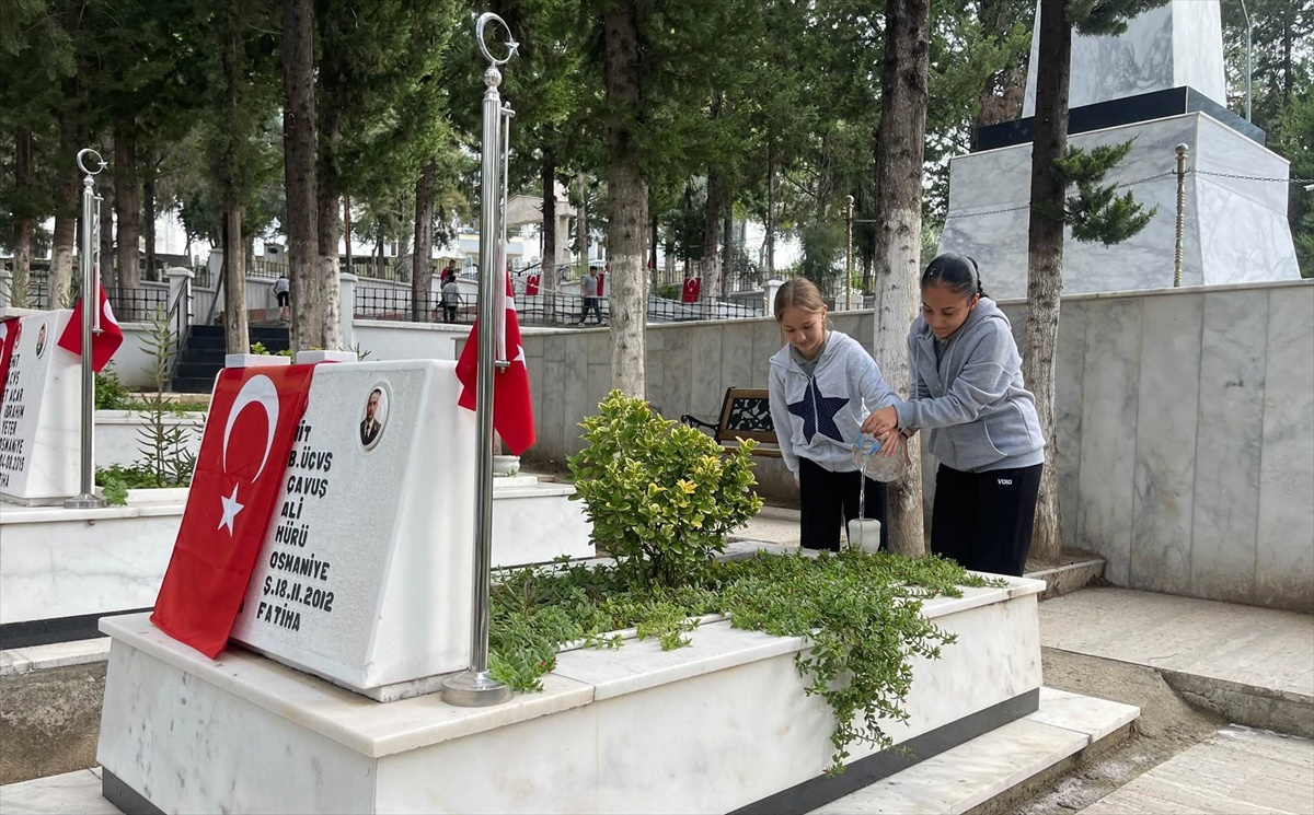 Osmaniye\'de öğrenciler şehitliği ziyaret etti