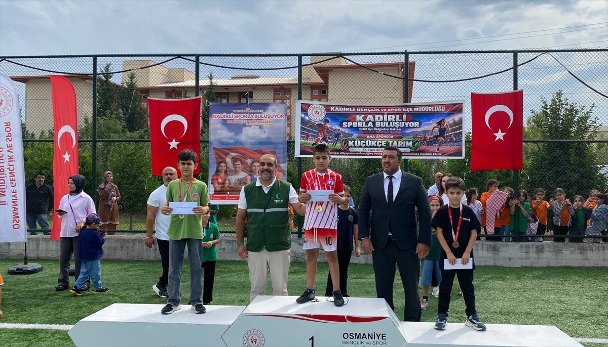 Osmaniye Kadirli\'de ilkokul futbol turnuvası 19 okul takımıyla sona erdi