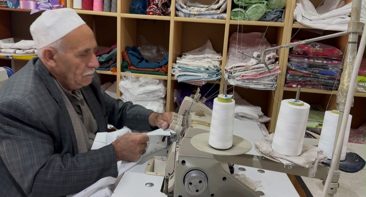 Patnos\'ta 72 yaşındaki Ahmet Hacı, oğlunun dikiş işini 4 yıldır sürdürüyor