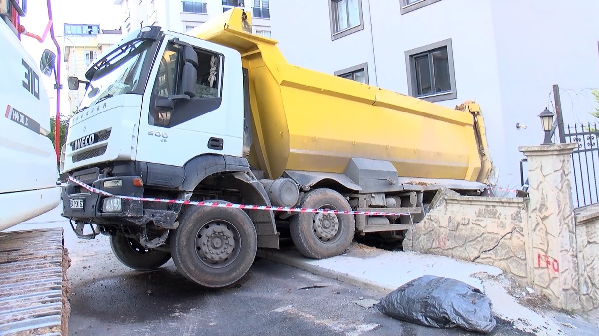 Kurtköy\'de yokuştan kayan hafriyat kamyonu iş yerine girdi, sürücü atlayarak yaralandı