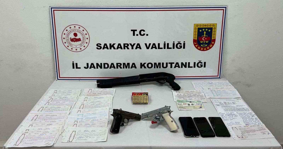 Sakarya\'da tefecilik operasyonunda 3 şüpheli gözaltına alındı, silahlar ele geçirildi