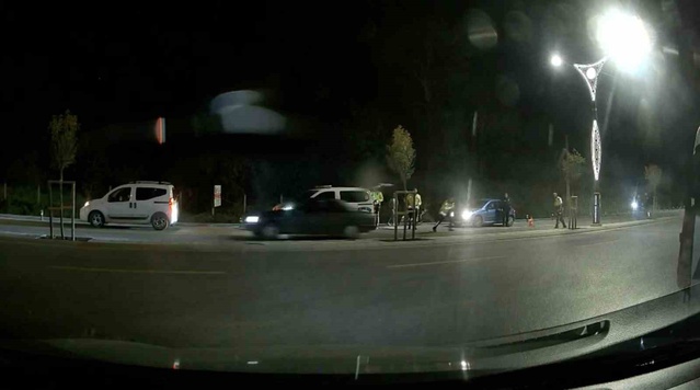 Sakarya Karasu'da alkollü ve ehliyetsiz sürücü çöp konteynerine çarpıp yakalandı