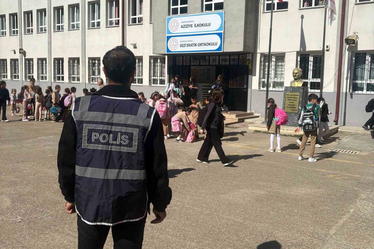 Sakarya Karasu\'da okul çevresinde polis eğitim saatleri boyunca görev aldı