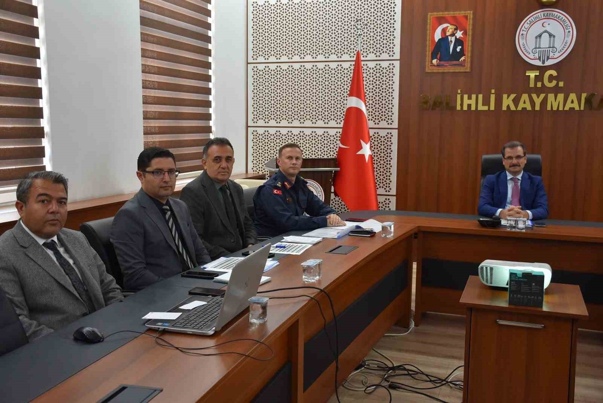 Manisa Salihli\'de metruk bina çalışmaları Kaymakam başkanlığında gözden geçirildi