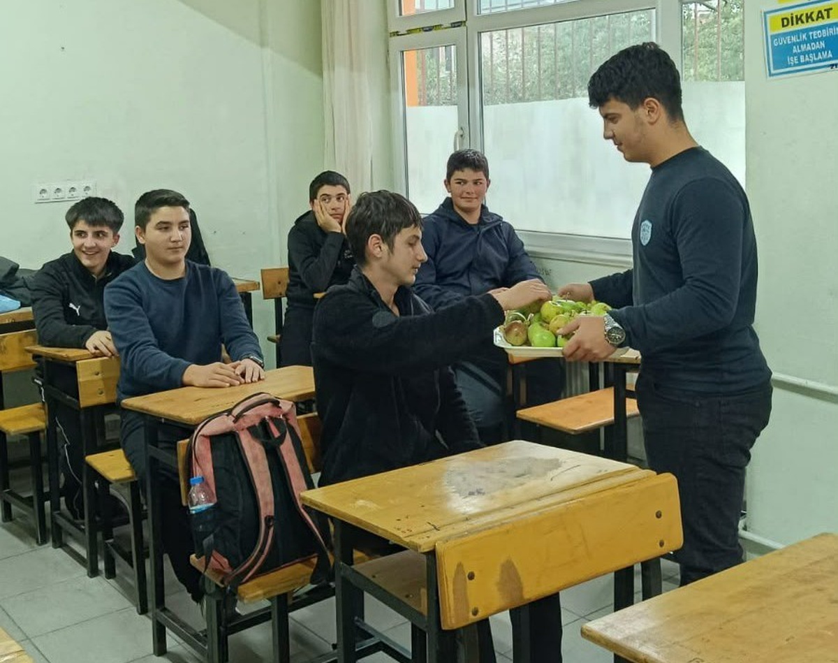 Ladik\'te öğrenciler öğretmenlere meyve ikram ederek sağlıklı beslenmeyi okula taşıdı