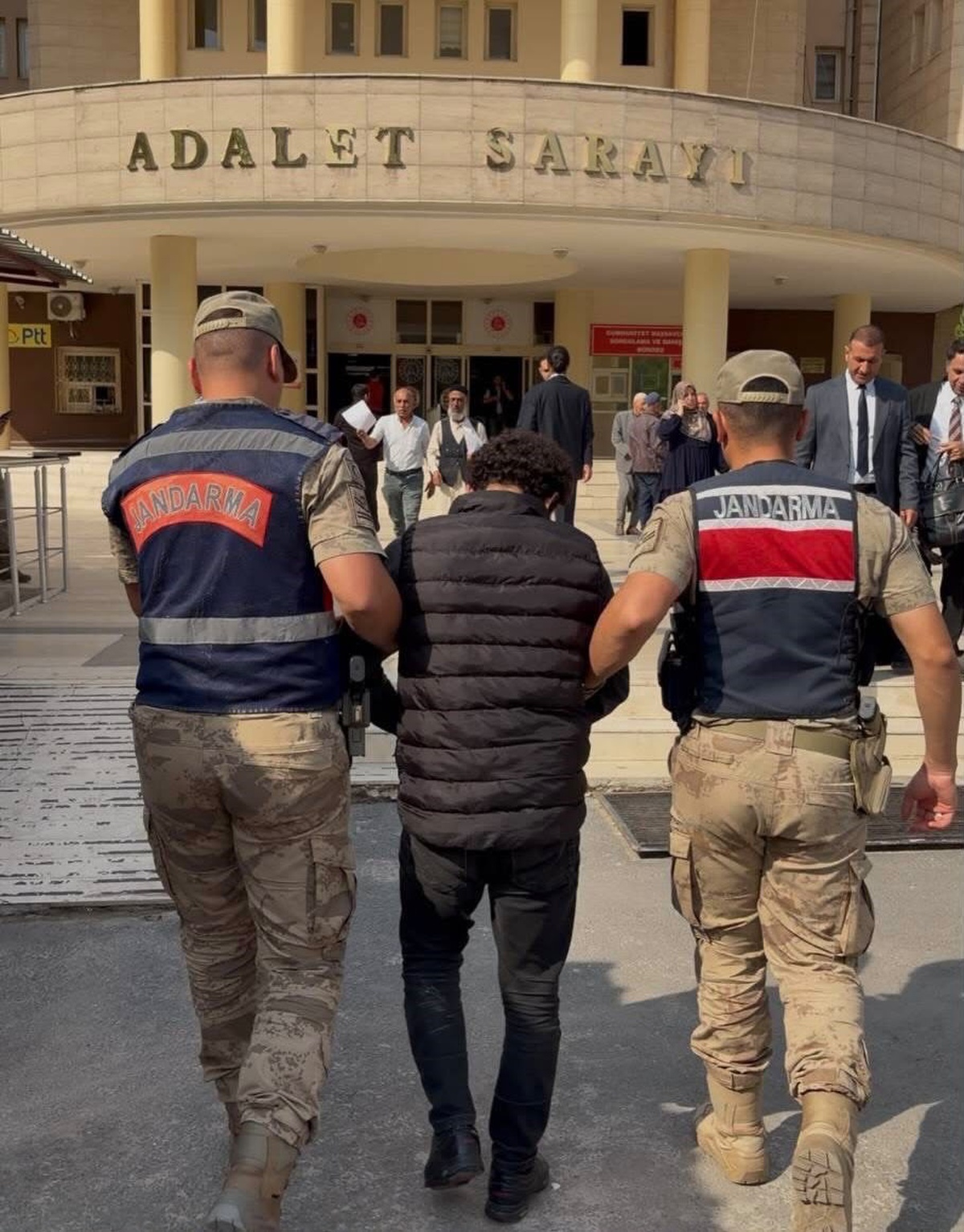 Şanlıurfa\'da uyuşturucu madde satmak suçundan 15 yıl 10 ay cezası olan şahıs tutuklandı
