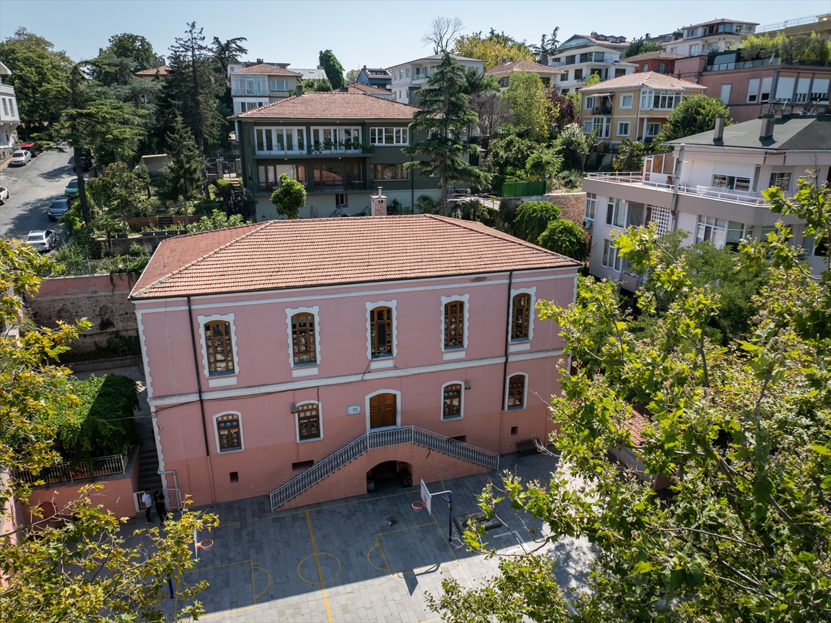 Sarıyer\'de 1870\'te yaptırılan Emirgan İlkokulu 156 yıllık binada eğitimini sürdürüyor