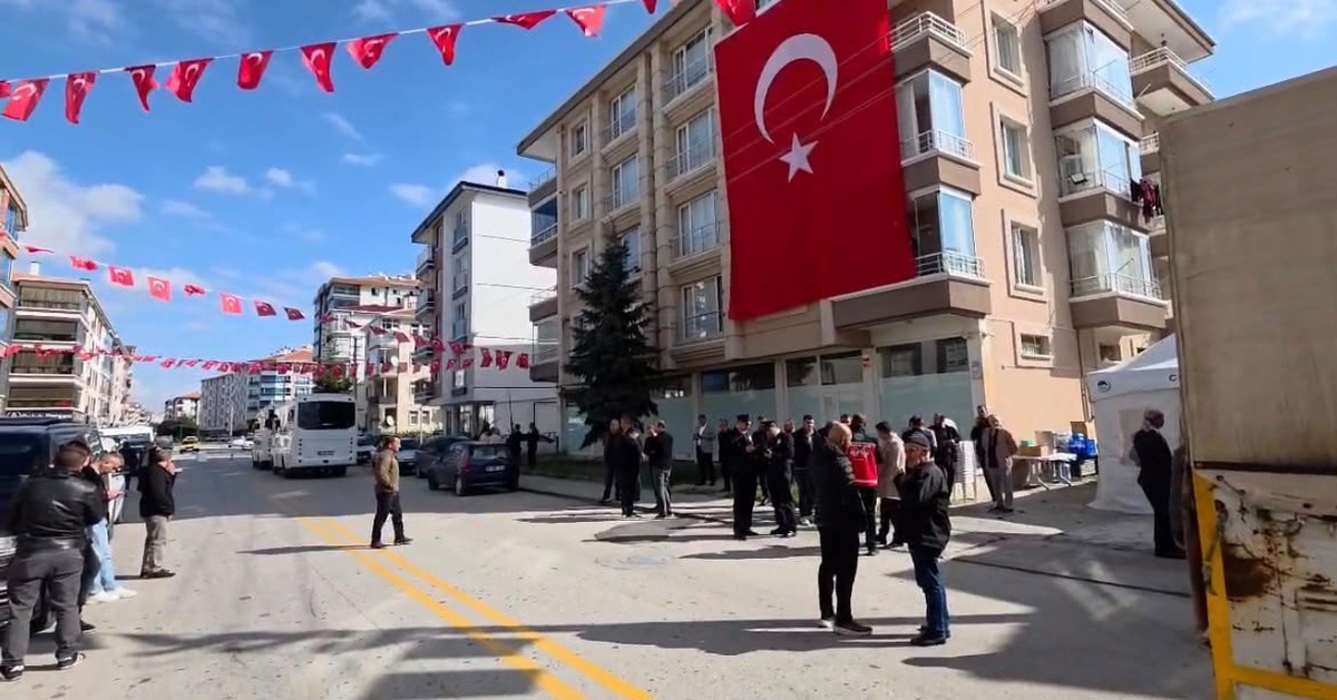 Şehit polis Ahmet Türkoğlu’nun baba ocağına Türk bayrağı asıldı