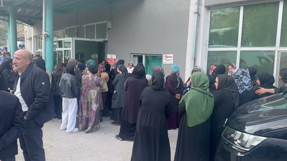 Hakkari Şemdinli\'de iki otomobil çarpıştı, 2 yaşındaki çocuk öldü, 7 kişi yaralandı