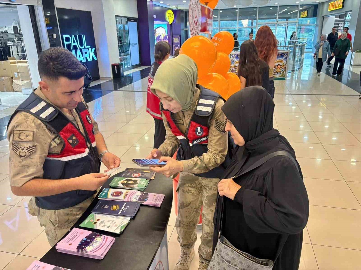 Siirt\'te alışveriş merkezinde vatandaşlara KADES ve UYUMA anlatıldı