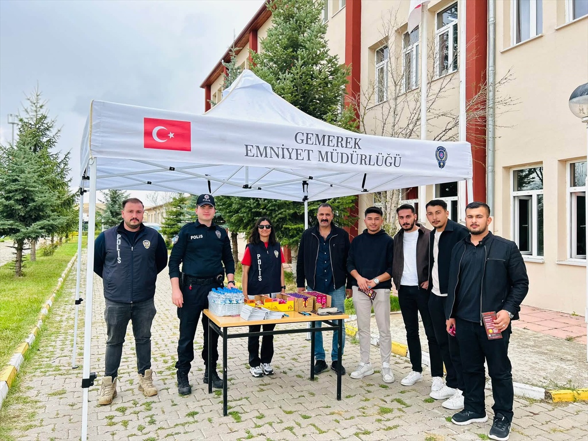 Sivas Gemerek\'te polis, üniversite öğrencilerine güvenlik bilgilendirmesi yaptı
