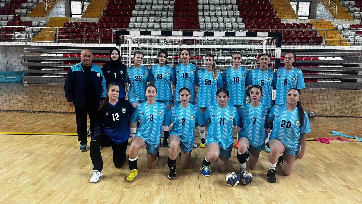 Sivas Gücü Belediyespor, 2. Lig ekibi Turhal Mehmet Akif Spor\'la hazırlık maçı oynadı