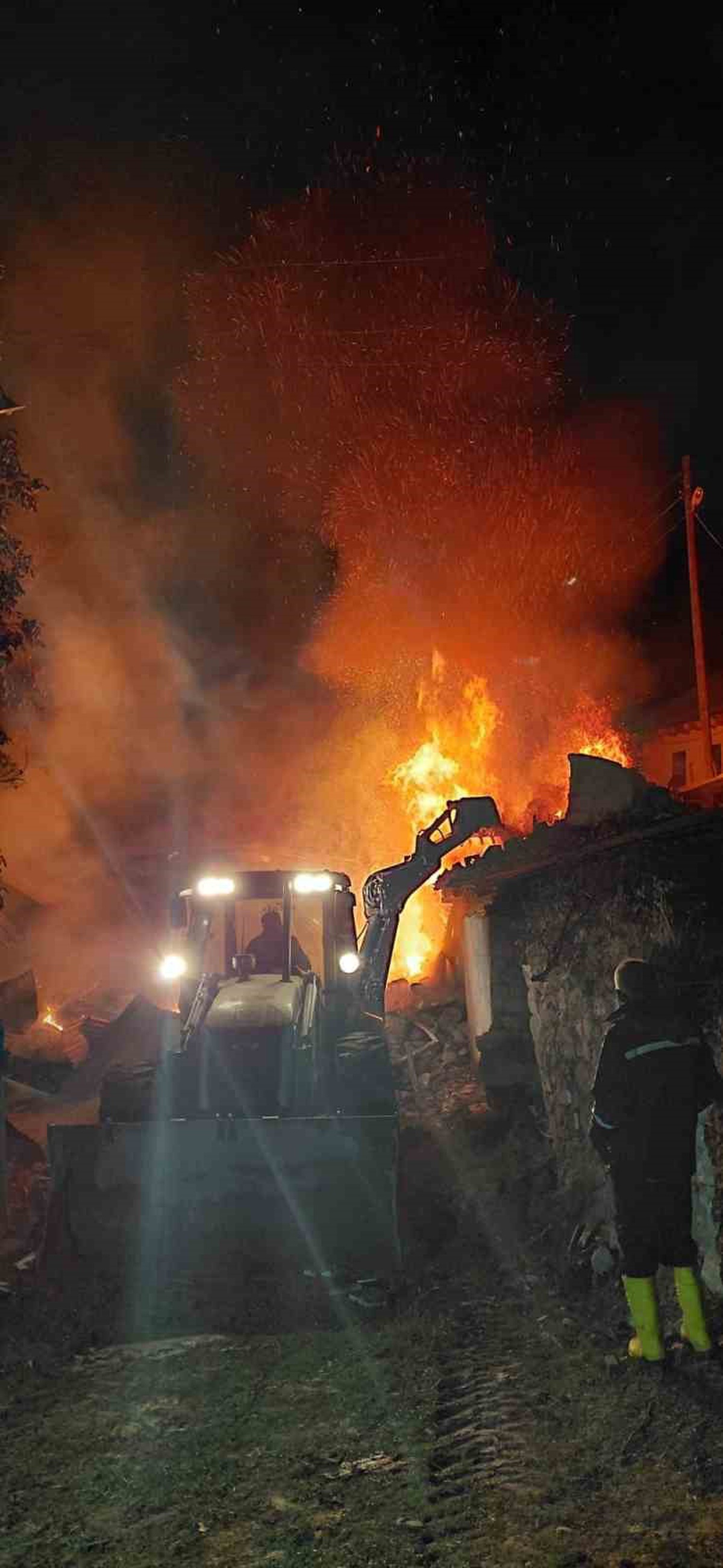 Sivas İmranlı\'da çıkan yangın, Erdemşah köyündeki evi kullanılmaz hale getirdi