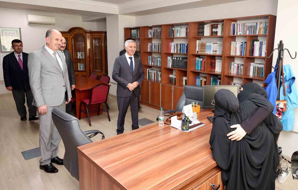 Siyam ikizleri Ayşe ve Sema, azimleriyle örnek oluyor