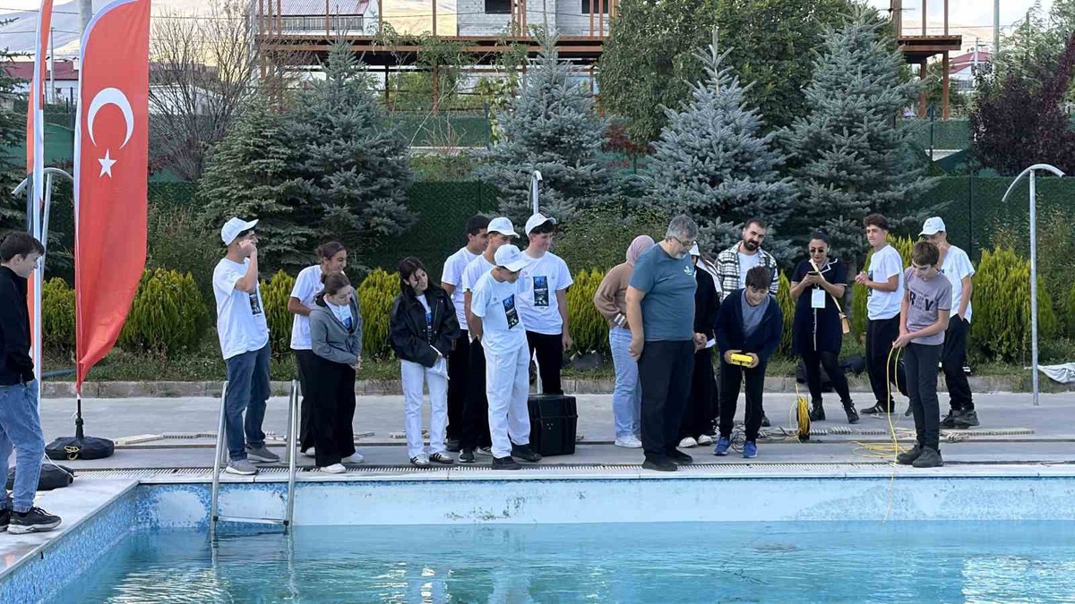 Tatvan\'da 18 genç MikroROV\'la su altı uygulamalarına başladı
