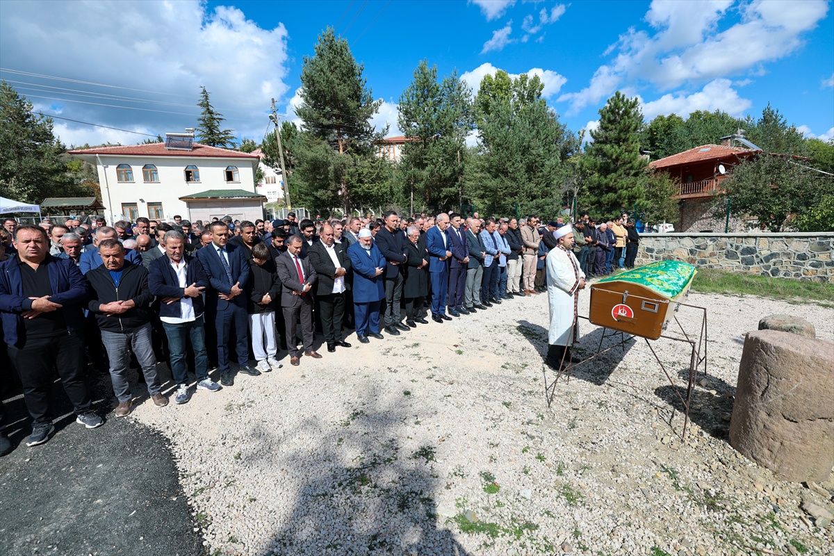 TBMM Başkanı Kurtulmuş, emekli imam hatip Selahattin Çetiner\'in cenazesine katıldı