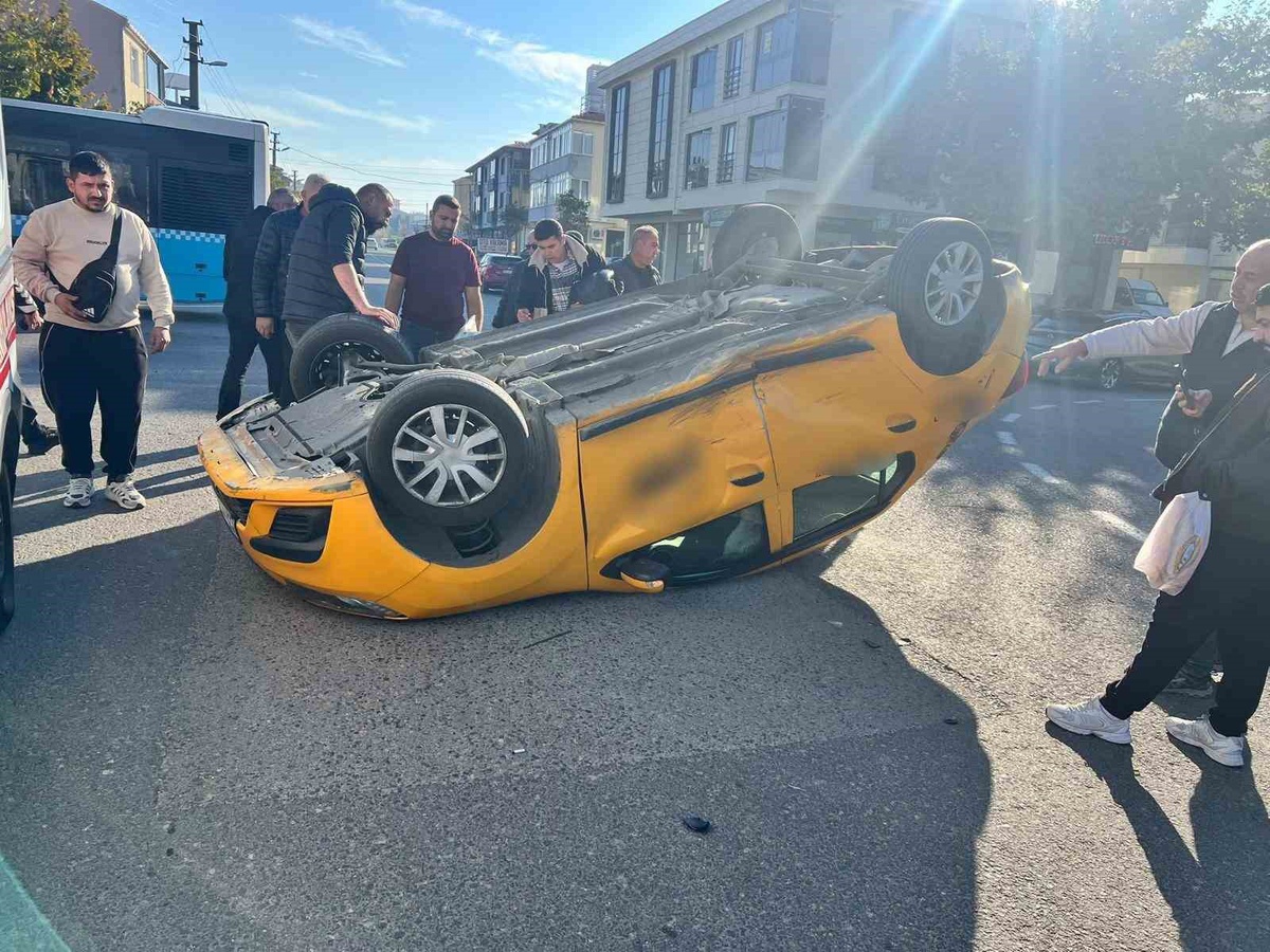 Tekirdağ Çorlu\'da otomobille çarpışan ticari taksi takla attı, şoförü yaralandı