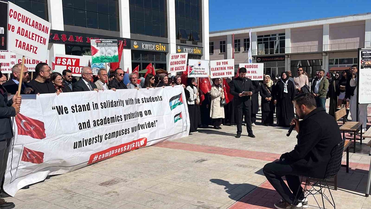 TÜGVA Sinop, 7 Ekim yıl dönümünde boş sıralarla Gazze\'deki yıkıma dikkat çekti