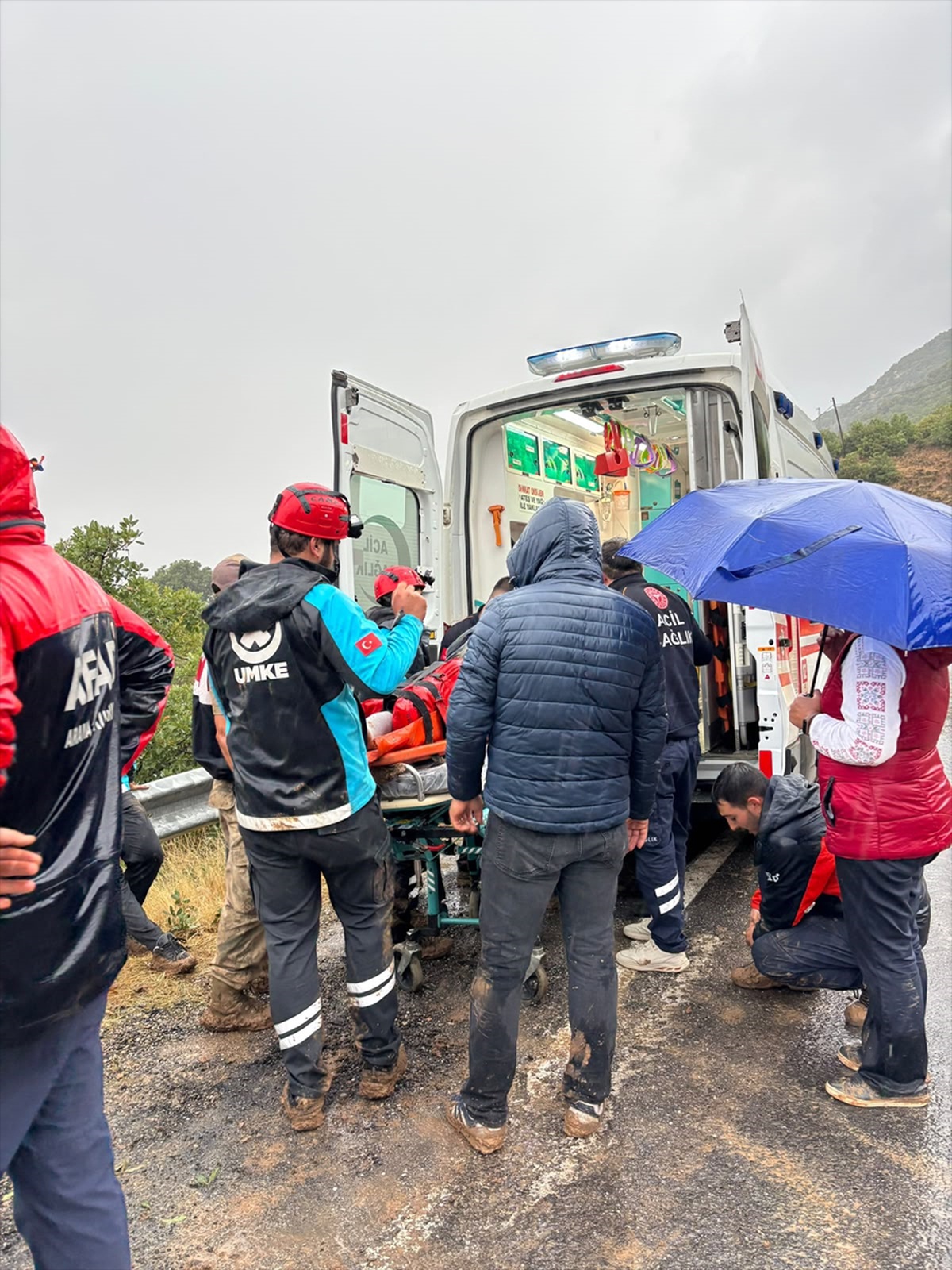Tunceli Nazımiye\'de sağanak yolu kapatınca yaralı yaklaşık 2 saatte ambulansa ulaştı