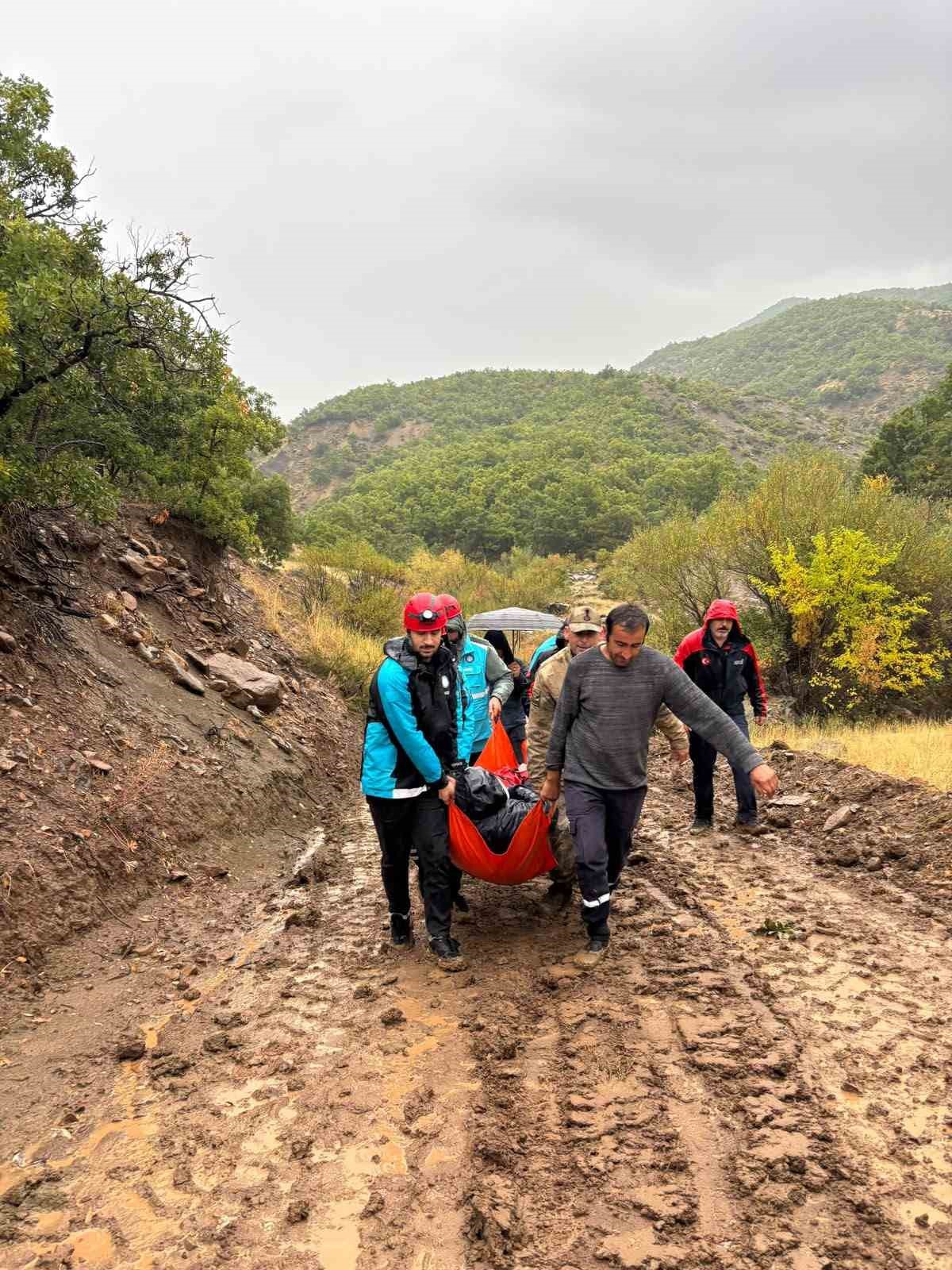 Tunceli Nazımiye\'de yolu kapanan engelliye AFAD ve UMKE ulaştı, hastaneye sevk edildi