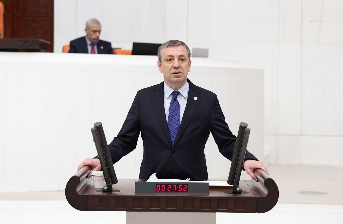 Türeli, AK Parti\'ye geçen İzmir Büyükşehir Başkanı Tugay\'a istifa çağrısı yaptı