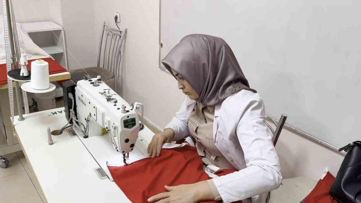 Türk bayrağını kendi elleriyle dikerek milli ve manevi değerleri üretime dönüştürüyorlar