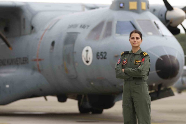 Türk Deniz Kuvvetleri'nde ilk kez bir kadın uçak pilotu Kocaeli Kartepe'de göreve başladı