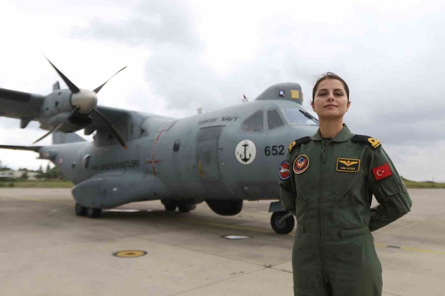 Türk Deniz Kuvvetleri'nde ilk kez bir kadın uçak pilotu Kocaeli Kartepe'de göreve başladı