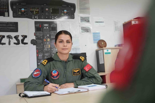 Türk Deniz Kuvvetleri'nde ilk kez bir kadın uçak pilotu Kocaeli Kartepe'de göreve başladı