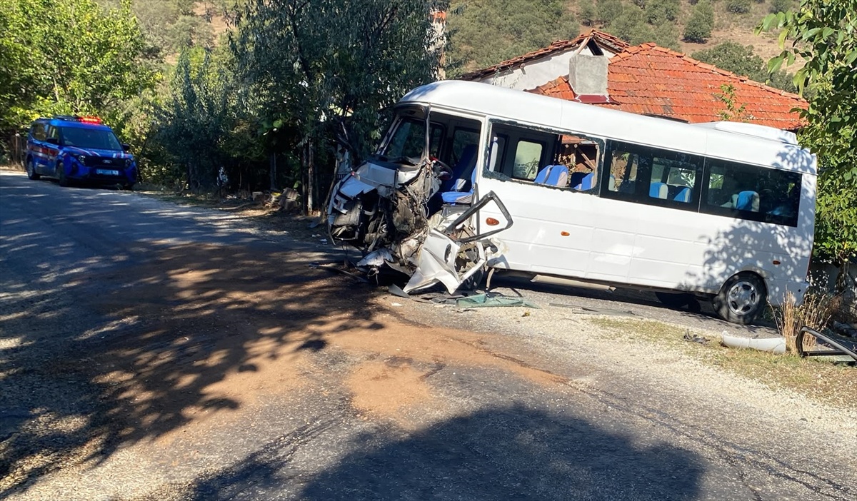 Uşak\'ta kamyonla çarpışan öğrenci servisindeki 5 öğrenci yaralandı.