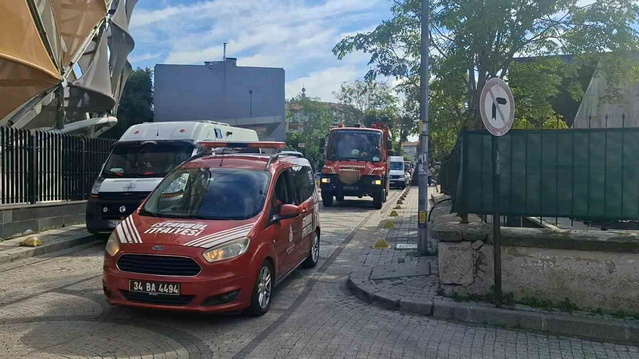 Üsküdar Amerikan Lisesi'nde trafo yangını! Veliler, görüntü almak isteyen muhabiri engellemeye çalıştı