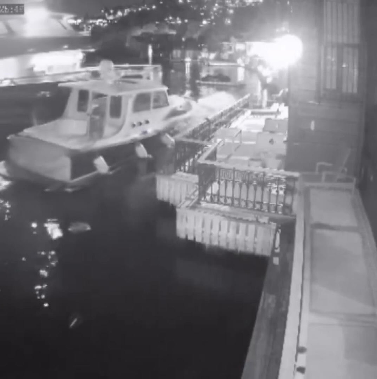 Üsküdar\'da yolcu vapuru, iş insanına ait yalı ve tekneye çarparak hasar verdi