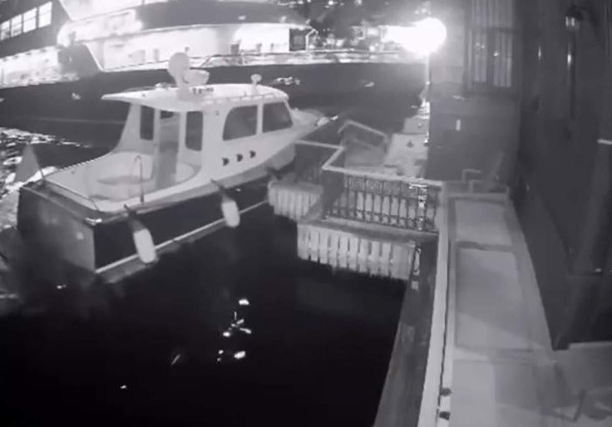 İstanbul Üsküdar\'da \'Bosfor\' teknesinin tarihi yalıya çarptığı anlar kameraya yansıdı