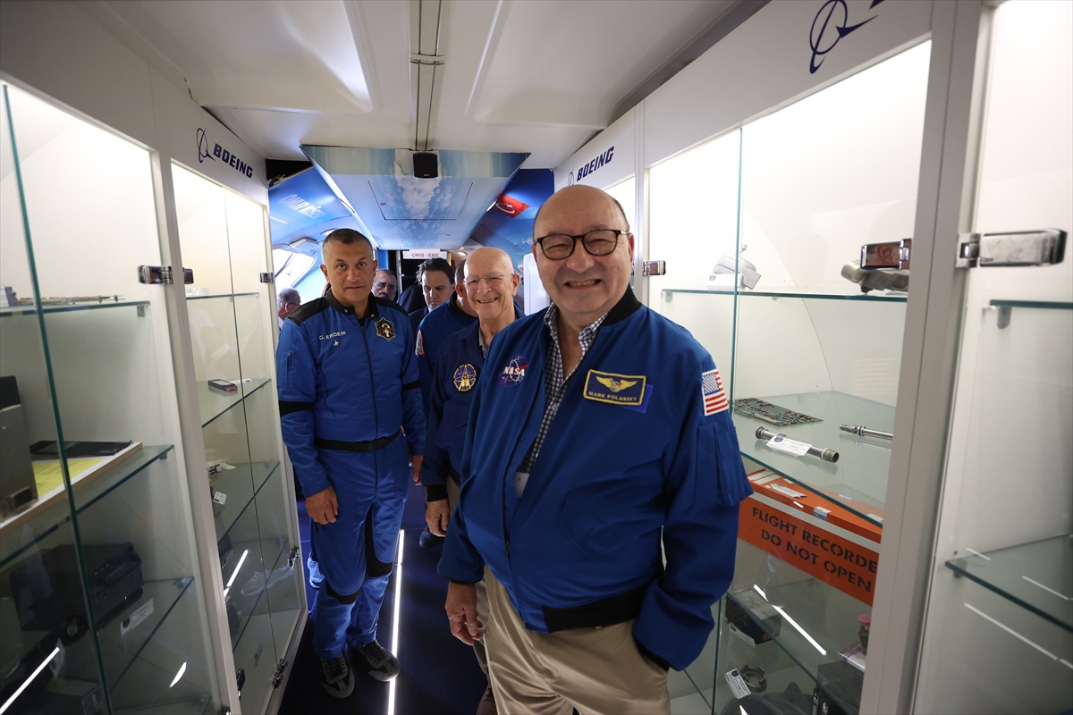 Astronot Gökhan Erdem, Antalya Aksu\'da liseyi ziyaret edip öğrencilerle buluştu