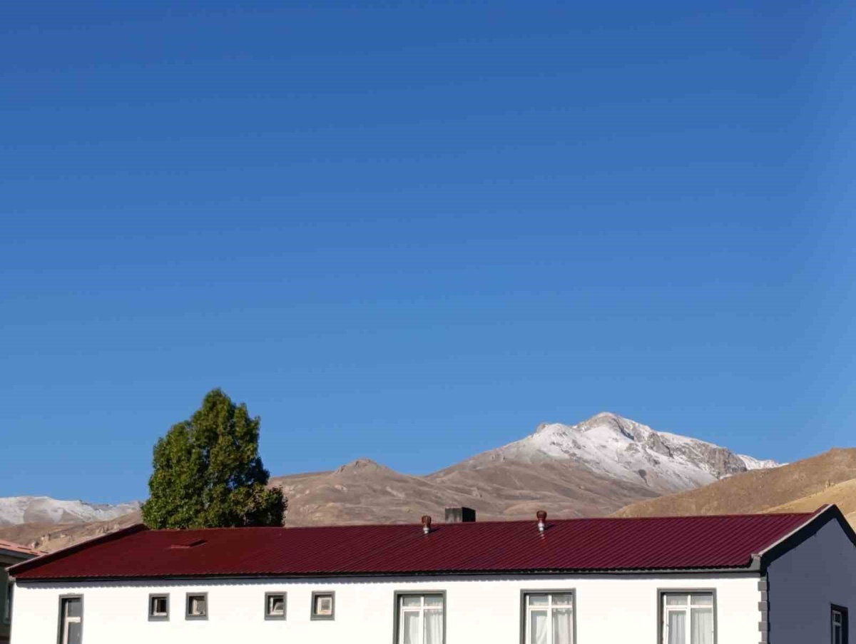 Van Başkale\'de iki gündür süren sağanak yüksek kesimlerde kara dönüştü