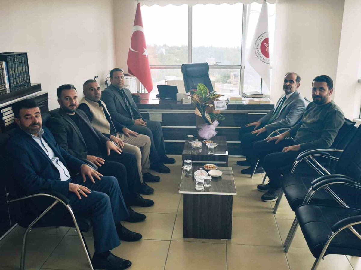 Van Edremit Nüfus Müdürlüğü personeli, Müftülük personeline çiçek takdim etti