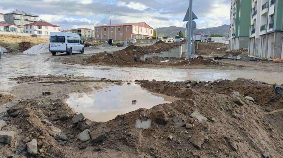 Van Muradiye\'de inşaat iki lisenin yolunu çamura çevirdi, yüzlerce öğrenci mağdur oldu