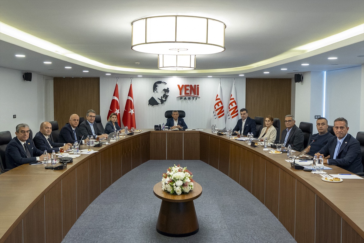 Yeni Parti\'de Fon Kriz Masası Toplantısı Özgür Özel başkanlığında yapıldı