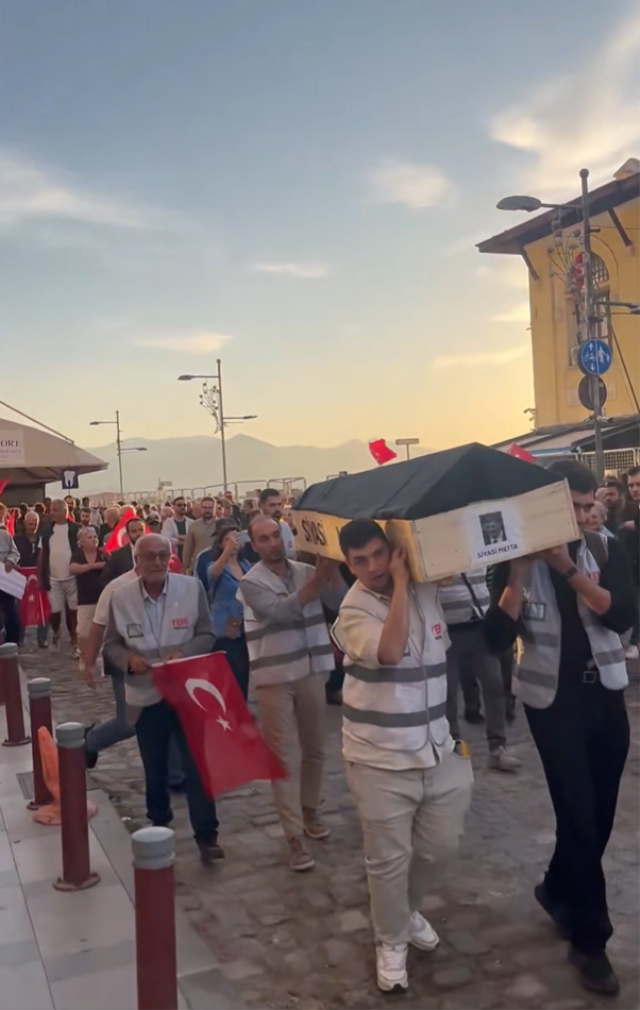 İzmir karıştı! Cemil Tugay'a tabutlu gönderme