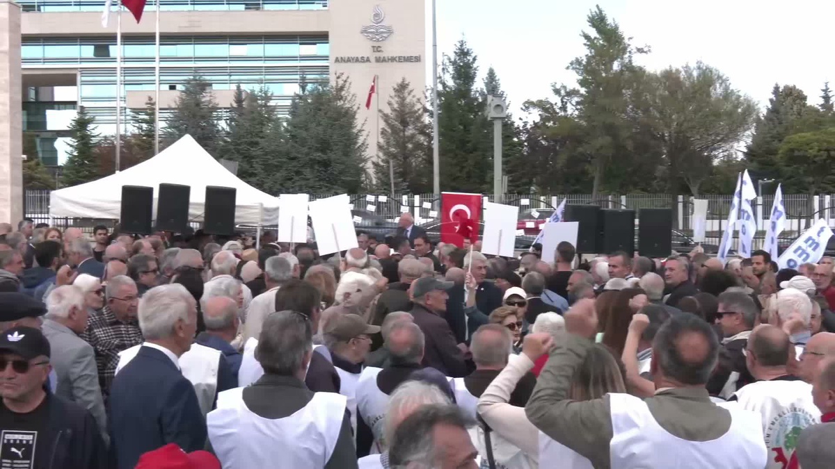 AYM önünde erişim engeli eyleminde Gökhan Günaydın yürütmeyi durdurma çağrısı yaptı