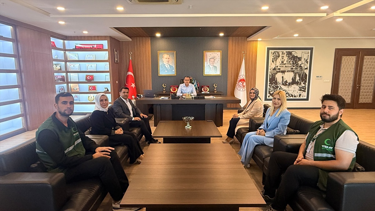Yeşilay Hatay Şube Başkanı Bilgin, Kaymakam Akdaş\'a bağımlılıkla mücadeleyi anlattı.