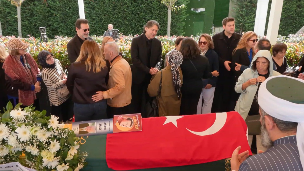 Usta oyuncu Göksel Arsoy, 90 yaşında Zincirlikuyu Mezarlığı\'nda toprağa verildi