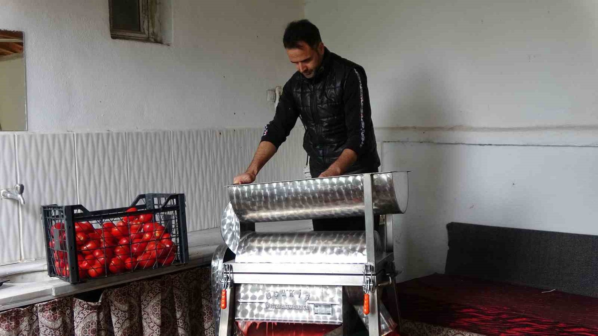 Yozgat Sorgun\'da 3 arkadaş, eşlerine destek için 300 kilo domatesi salçaya çevirdi