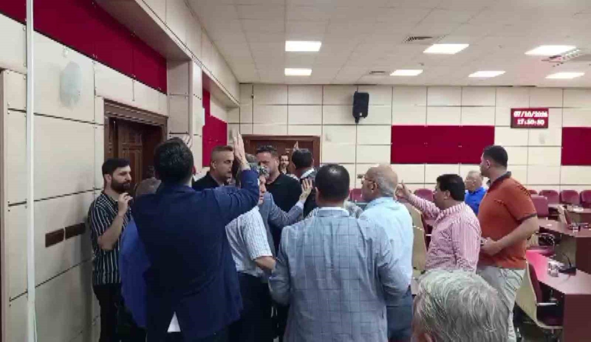 Yüreğir Belediye Meclisi\'nde CHP\'li iki üye arasında \'satılıksın\' tartışması çıktı