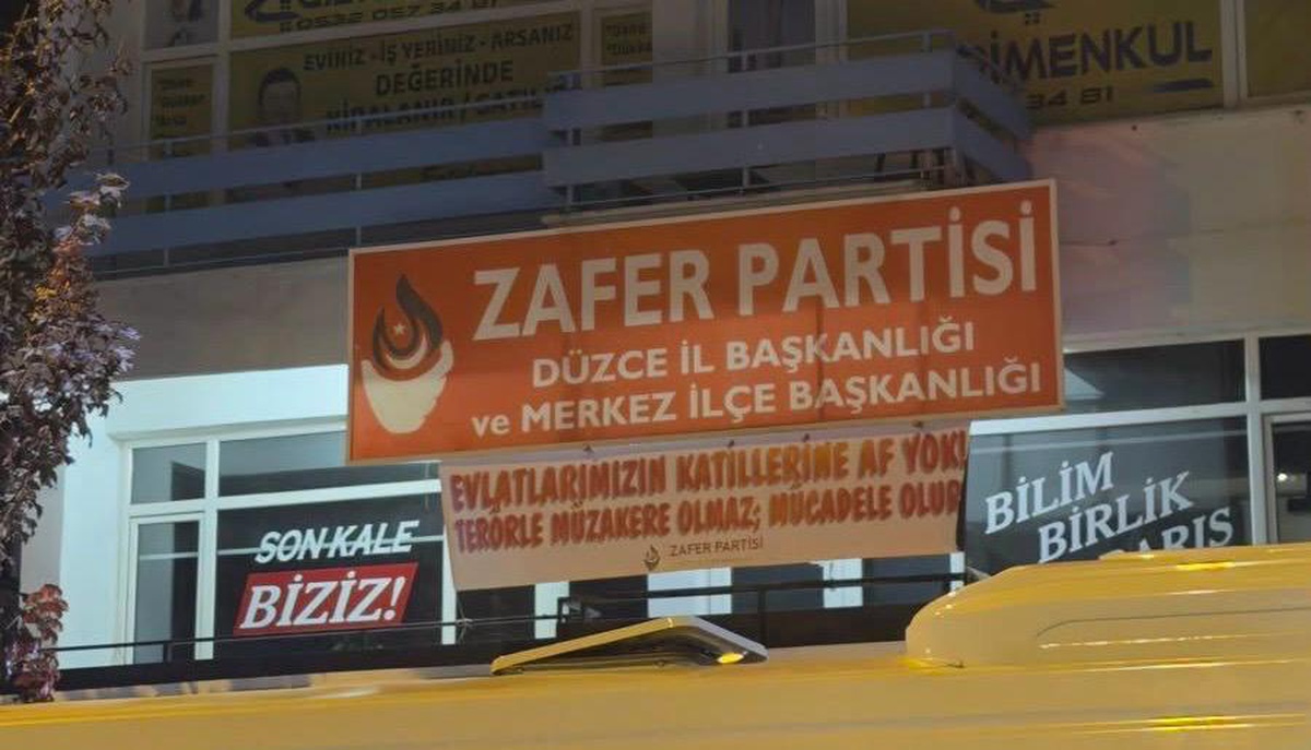 Zafer Partisi Düzce İl Başkanı Hülya Eroğlu hakkında “Terörle müzakere olmaz” pankartı nedeniyle soruşturma
