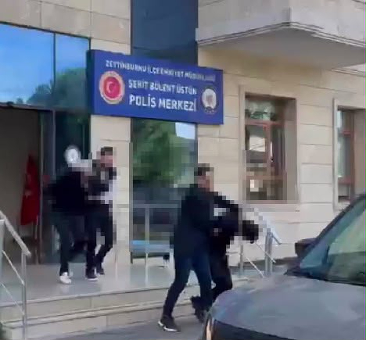 Zeytinburnu\'nda bıçaklanan tekstil işletmecisi A.P. öldü, 2 şüpheli yakalandı