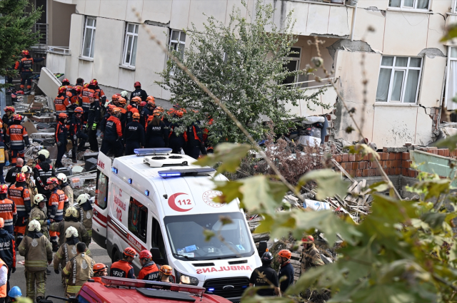 İstanbul'da 3 katı çöken binada can pazarı! Kahreden anları komşu anlattı
