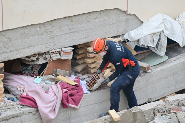 İstanbul'da 3 katı çöken binada can pazarı! Kahreden anları komşu anlattı